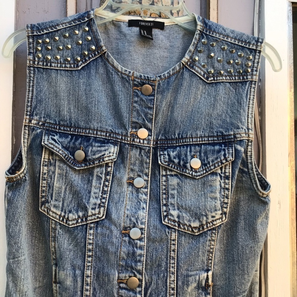 Forever 21 Denim Studded Sleeveless Women Washed Punk Vest Size Medium - Picture 7 of 8